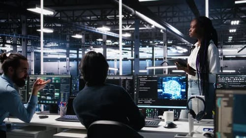 Techniker im High-Tech-Rechenzentrum arbeiten an neuronaler Netzwerksoftware zusammen