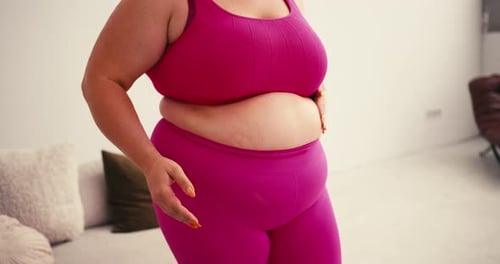 Mulher plus size com sobrepeso revela pele solta na barriga
