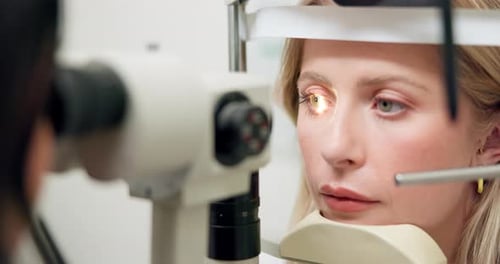 Nahaufnahme, Augenuntersuchung oder Spaltlampe in der Augenheilkunde, Optometrie oder visuellen Gesundheitsdiagnostik