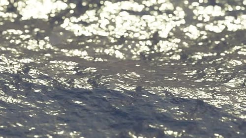 Ondas pequenas na água. Paisagem marítima de perto. Ondas no oceano.