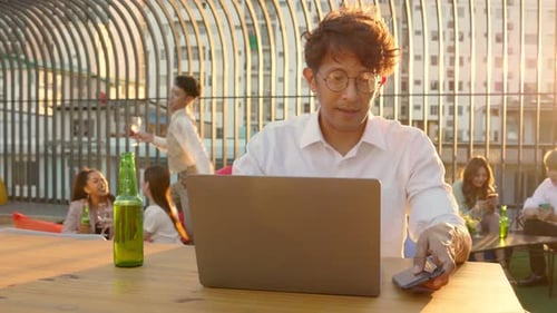 Homem adulto asiático estressado no trabalho, horas extras e conceito de viciado em trabalho