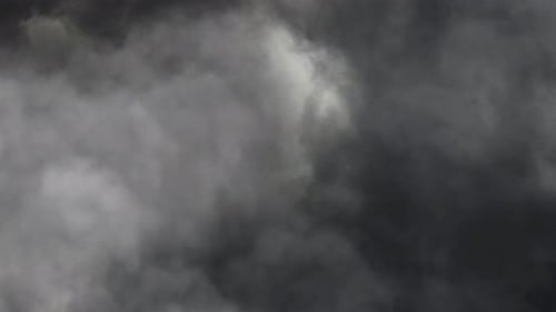 dunkle Wolken und blitziger Hintergrund