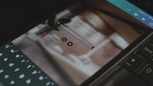 Inscription d'architecture intelligente sur smartphone Designer réalisant un design publicitaire sur une application mobile