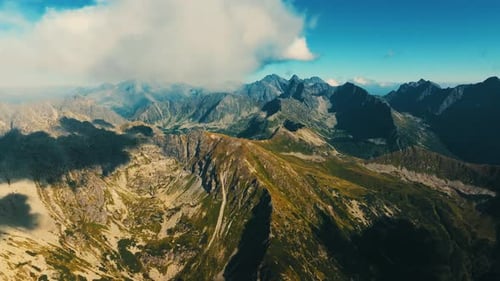 Luftaufnahme der Berglandschaft. Hohe Berge der Tatra
.