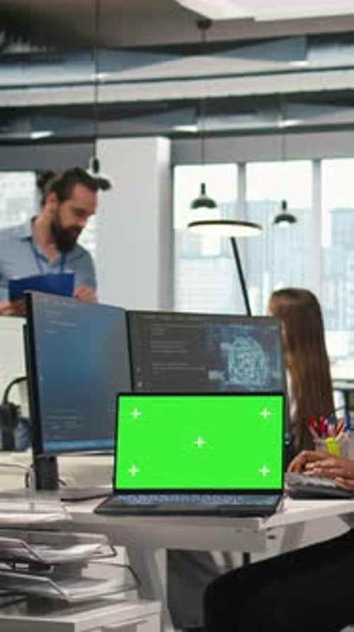 Programmeur de bureau de démarrage vidéo vertical utilisant un ordinateur portable à écran vert pour développer des modèles d'IA