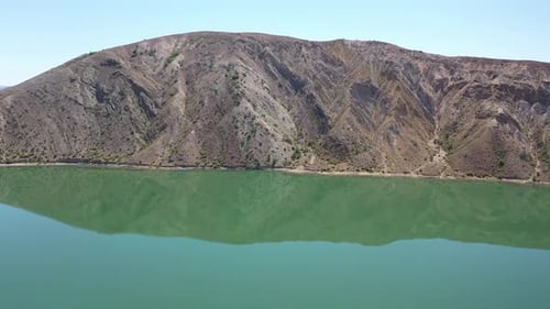Vue aérienne de la rive et des collines du réservoir