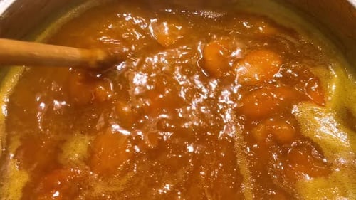 Le processus de fabrication de la confiture d'abricot dans une casserole en métal. La confiture est cuite dans une poêle.