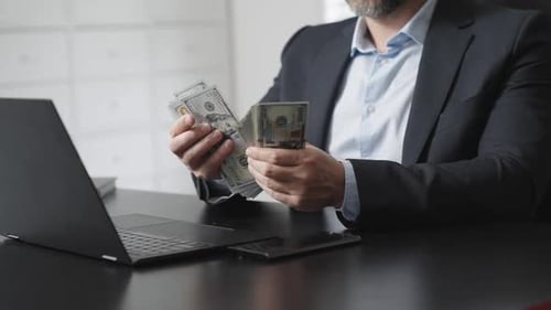 Conceito financeiro com empresário contando notas de dólar Homem de negócios contando finanças mãos seguram dinheiro