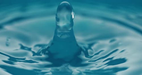 Fallnahaufnahme von Wasserfällen in Superzeitlupe.