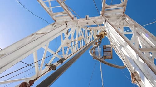 Am weißen Metallturm ist eine rotierende Stange befestigt.