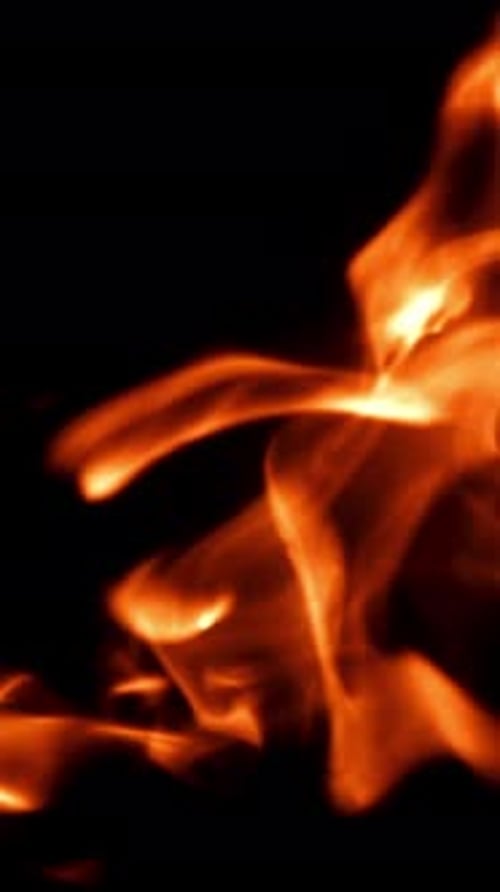 Des langues de feu brillant sur fond noir filmées par une caméra haute vitesse à 1000 images par seconde