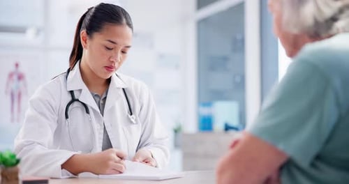Prescripción, consulta y médico con paciente mayor redacción en papel para el tratamiento con medicamentos