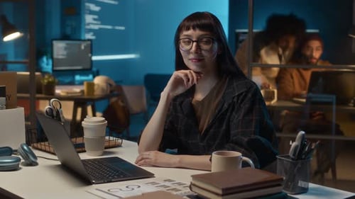 Portrait en timelapse d'une conceptrice de réseau féminine posant sur le lieu de travail