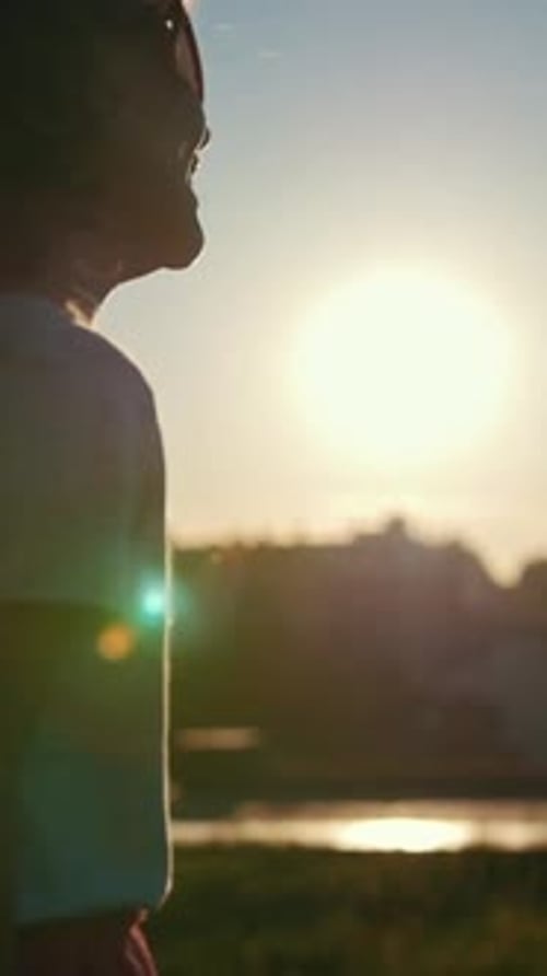 Petite fille caucasienne jouant et dansant en plein air au coucher du soleil Slowmotion