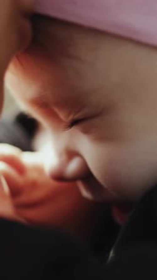 Le sourire contagieux de l'enfant joyeux brille de mille feux dans une belle lumière naturelle à l'extérieur.