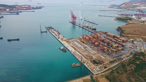 Containerhof mit Stapeln von Frachtcontainern im Containerfrachtterminal