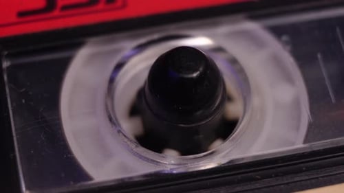 Audiokassette, Nahaufnahme, Abspielen von analogen Aufnahmen im Vintage-Player