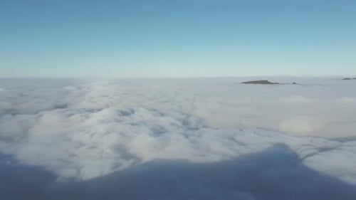 Luftbild, das auf einem Wolkenfeld an einem sonnigen Tag fliegt. Konzept des Himmels.