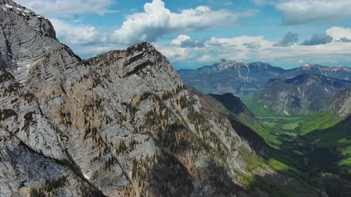 Vista aérea de los picos de las montañas de los Alpes