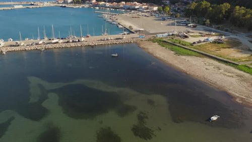 Un Drone lent dévoile une photo du port de Katakolo dans le Péloponnèse, en Grèce