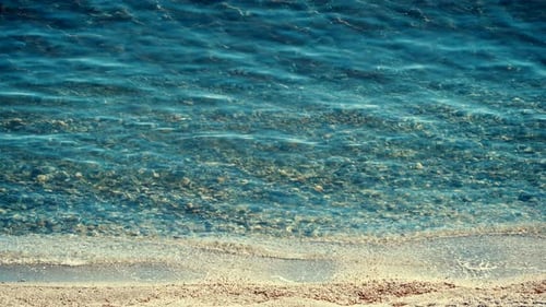 Meeresküste. Strand und klares Meerwasser