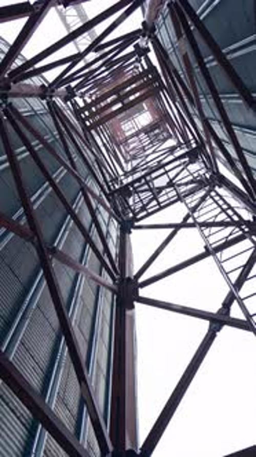 Construcción de ascensores de gran fábrica. Tanque de tecnología de granero de almacenamiento. Vídeo vertical