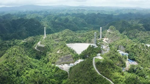 La National Science Foundation des États-Unis supervise la déconstruction de l'observatoire de l'ionosphère d'Arecibo