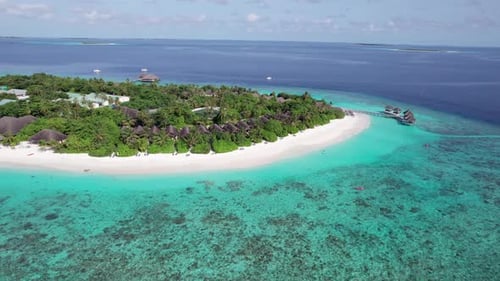 Água cristalina turquesa e ilha verde das Maldivas