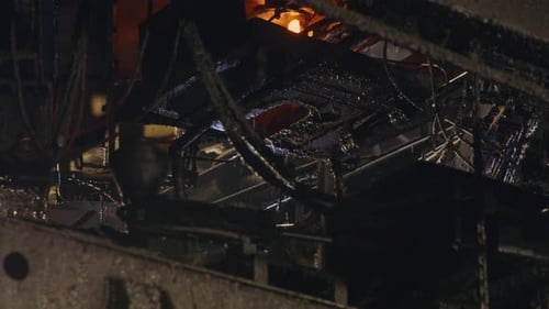 Herstellung von Glasflaschen. Glühende glühende Glasflaschen in einer Produktionsstätte