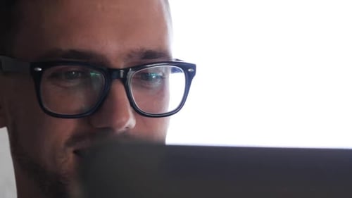 Technologie, Vision, Menschen und Internetkonzept - Glücklicher junger Mann mit Brille