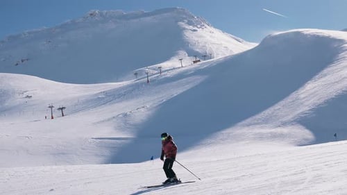 Solo-Skifahrer fährt den verschneiten Berghang hinunter — Wintersport und alpine Landschaft