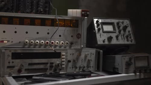 Estación de pruebas analógica vintage de configuración electrónica antigua con pantalla y disposición de cables