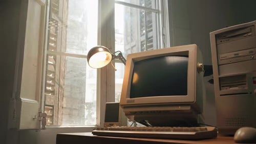Retro-PC, Computerspiel-Desktop, Vintage-Stil, mit Ladecode, Konsole, Programmierer, der Skripte erstellt, Grün