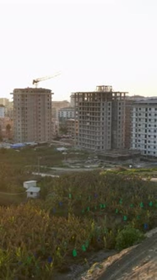 Vídeo vertical sobre la Urban Symphony: vista aérea de obras de construcción y apartamentos de lujo