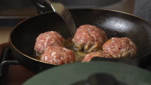 Fleischpastetchen oder Schnitzel in Form von Schnitzeln, in Öl in einer Pfanne gebraten,