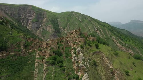 Vue aérienne du célèbre village de Gamsutl au sommet de la montagne