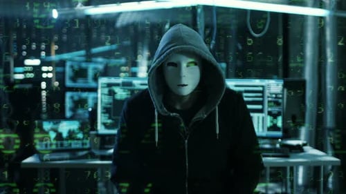 Gefährlicher international gesuchter Hacker mit maskiertem Gesicht spricht mit regnender Nummer in die Kamera