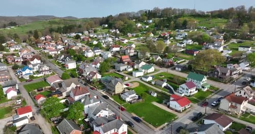 Vista panorámica desde un Zumbido de ángulo alto de un vibrante suburbio verde