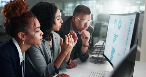 Geschäftsleute, Computerbildschirm und Statistikdiagramme mit Teamwork für finanzielles Wachstum