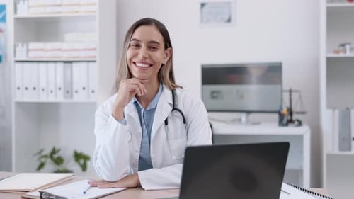 Porträt, Arzt oder glückliche Frau mit Lächeln am Laptop, die aus Wellnessgründen in einem Krankenhaus sitzt