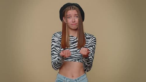 Mujer que muestra un pequeño gesto con una sonrisa escéptica que muestra un signo mínimo que mide un tamaño pequeño