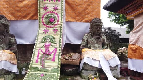 Plan panoramique lent de statues de pierre hindoues à l'extérieur d'un temple balinais (hindouisme) à Bali, en Indonésie, donc