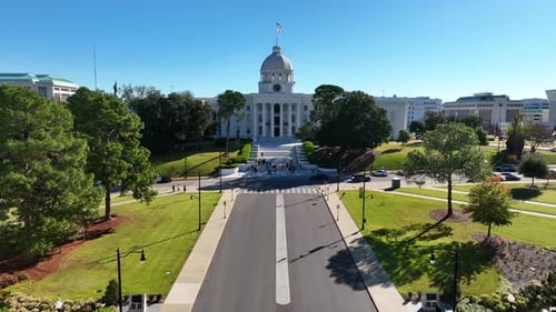 Montgomery, capitale de l'État de l'Alabama. Bâtiments gouvernementaux. Vue aérienne révélatrice du retrait. Capitole de l'État D