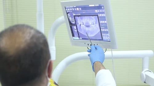 Der Zahnarzt überprüft den Zustand seines Patienten. Nahaufnahme