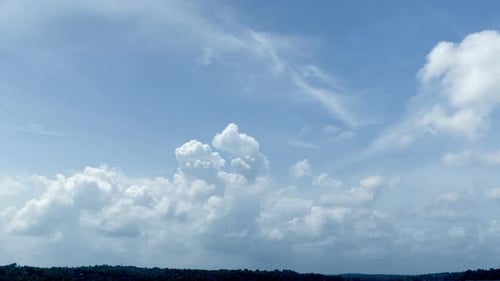 Zeitraffer mit Wolken und blauem Himmel mit dramatischen, sich schnell bewegenden weißen Wolken auf sonnigem blauem Himmel