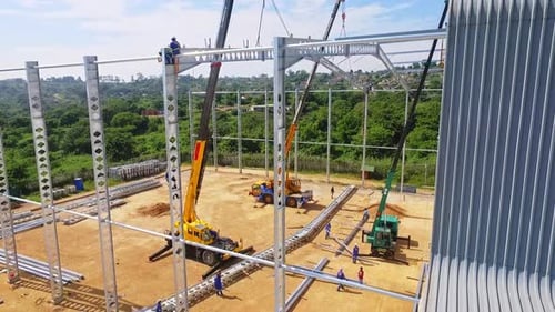 Constructores con arneses, trabajan a gran altura, tiro desde un pedestal con un Zumbido