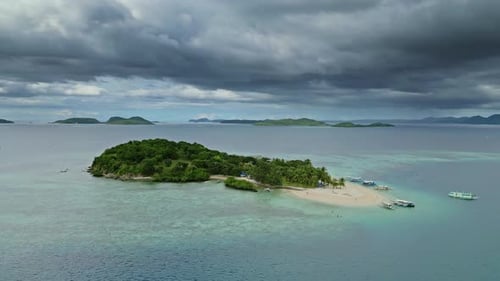 Kleine tropische Insel, umgeben von fernen Inseln