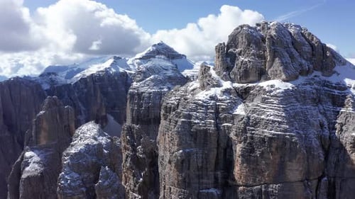 Vue aérienne de la ville enneigée de Cima Pisciadu et vue sur le Piz Boe dans le groupe de Sella, dans les Dolomites