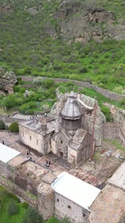 Vidéo aérienne au-dessus du monastère de Geghard en Arménie