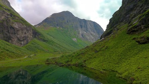 Fjords norvégiens Lac Stavbergvatnet Urke dans une vallée entourée de hautes montagnes